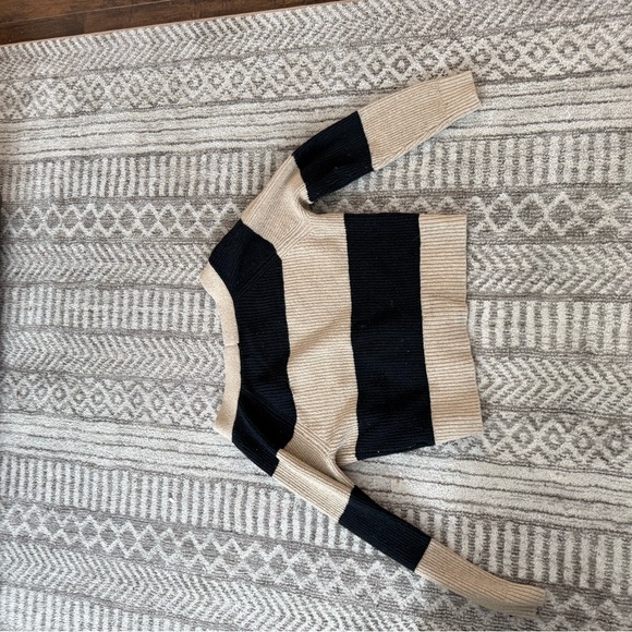 Old Navy Black and Tan V-Neck Sweater - Picture 2 of 2